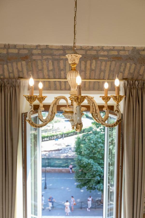 Kings In Apartment Rome